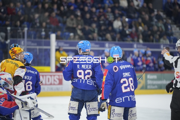 Rafael Meier (92; EHC Kloten) und 28; EHC Kloten auf dem Eis