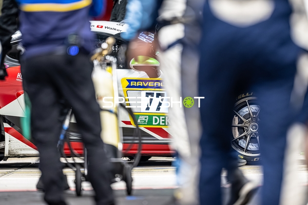 Rennfahrzeug in der Boxengasse