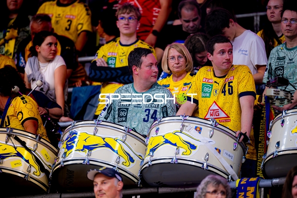 Fans feiern mit Trommeln