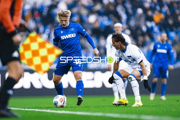 Ballkontrolle von Andreas Müller (16; Karlsruher SC)