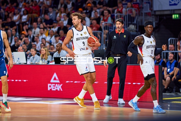 Franz Wagner (9; Deutschland) dribbelt, Dennis Schröder (17; Deutschland) läuft