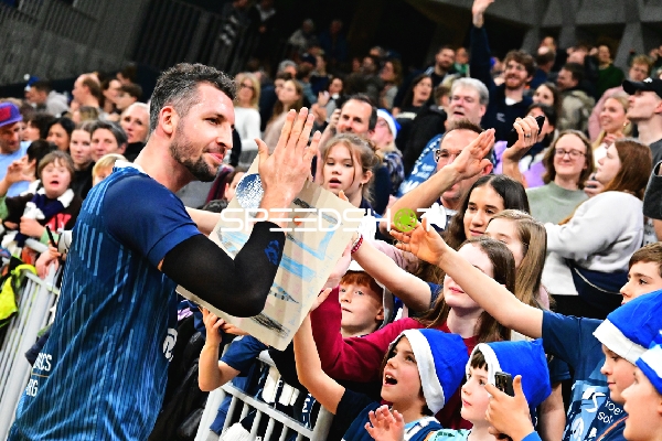 Paul Zipser (9; MLP Academics Heidelberg) interagiert mit Fans