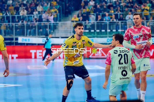 Ivan Martinović von den Rhein Neckar Löwen im Angriff gegen die Verteidigung der Füchse Berlin.