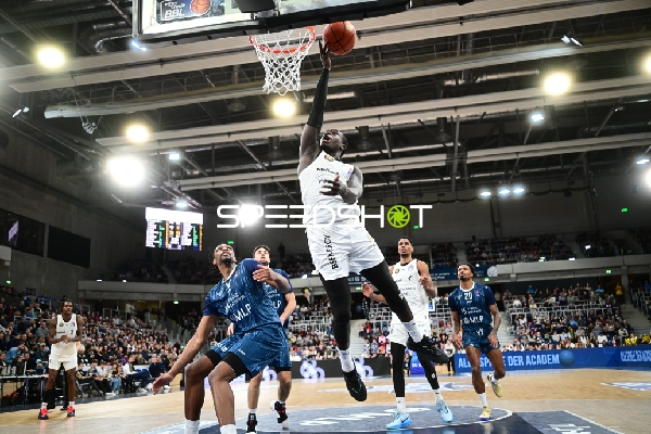 Spielaktion mit David NGuessan (1; Basketball Löwen Braunschweig) am Korb