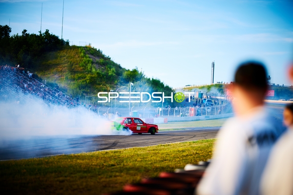 Rennfahrzeug driftet am Nürburgring