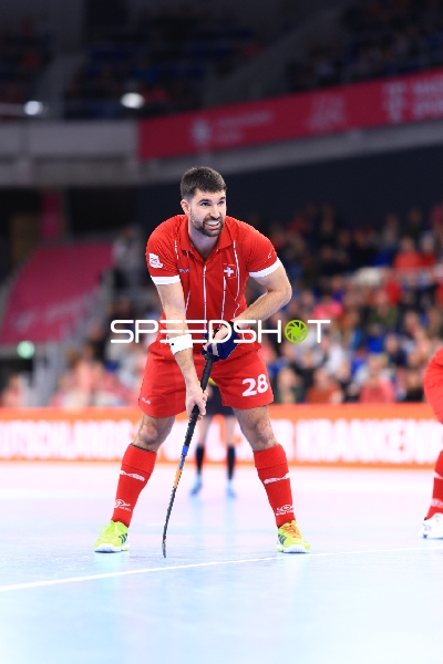 Lukas HENGARTNER (28; Schweiz) mit Ball