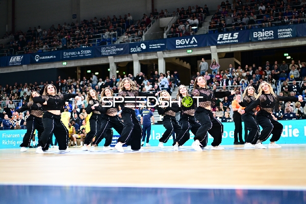 Tanzgruppe auf Spielfeld