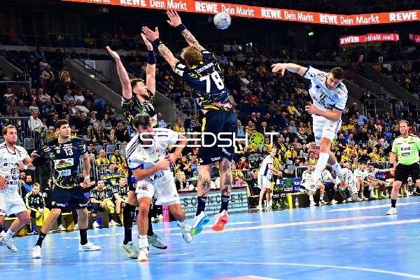 Szene mit Steven Plucnar Jacobsen (9; Rhein Neckar Löwen) und Jacob Lassen (9; HSV Hamburg)