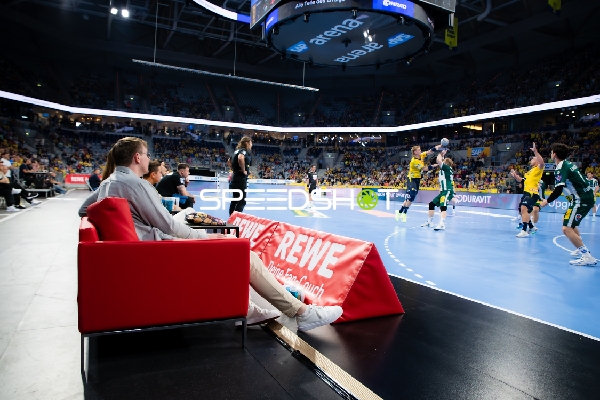 Spieler kämpfen um den Ball