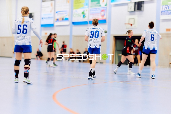 Spielerinnen von TV Edingen sind auf dem Spielfeld.