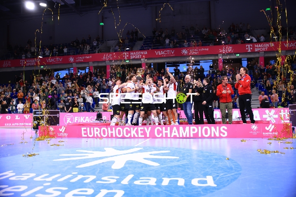 Feiernde Österreich mit Pokal