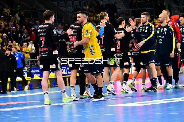 Jannik Kohlbacher (80; Rhein Neckar Löwen) und Teamkollegen begrüßen Gegner