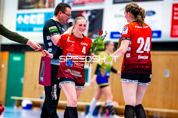 Esther Adam (4, SG Schozach-Bottwartal) erhält Blumen