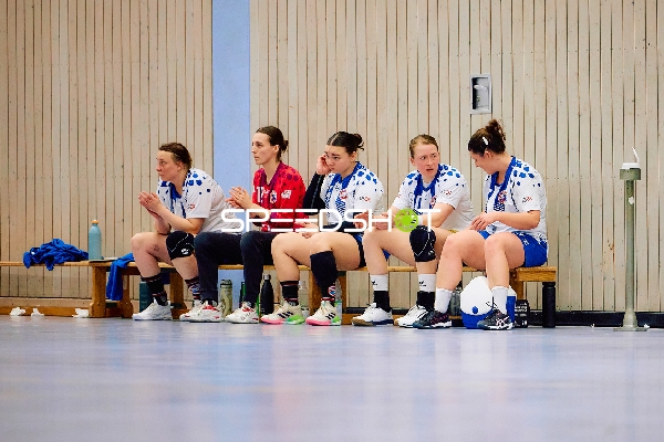 Spielerinnen auf der Bank