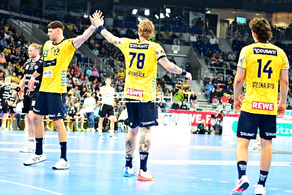 Sebastian Heymann (13; Rhein Neckar Löwen) und Maciej Gebala (77; HC Erlangen) in Aktion