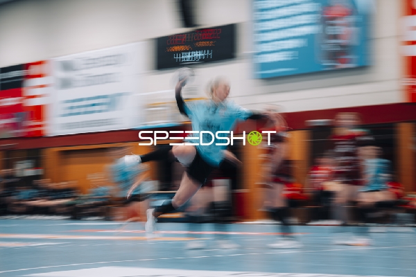 Handball-Szene mit Wurf