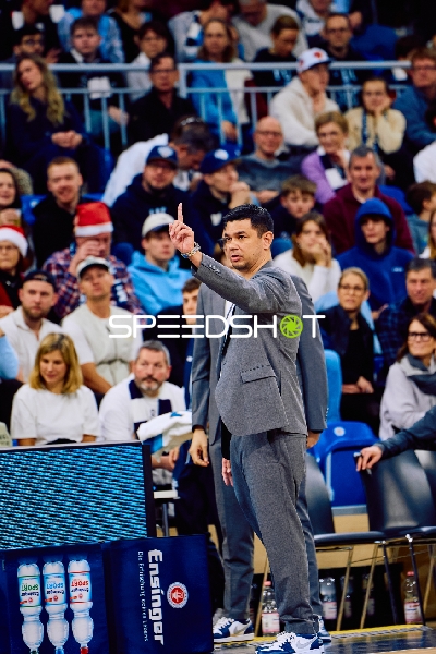 Coach gibt Anweisungen vom Spielfeldrand