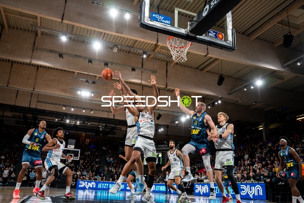 Szene mit Kenneth Ogbe (25; Veolia Towers Hamburg) und Seth Hinrichs (21; EWE Baskets Oldenburg)