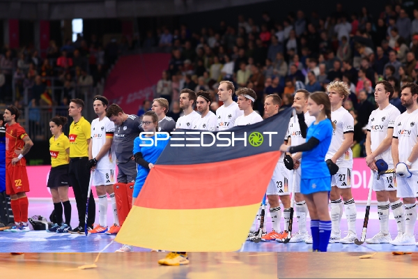 Spieler von Anton Boeckel (8; Deutschland) und Anton Pöhling (12; Deutschland) bei Nationalhymne