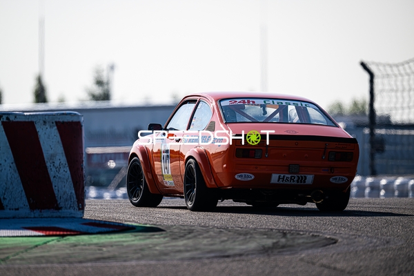 Klassischer Rennwagen auf der Rennstrecke