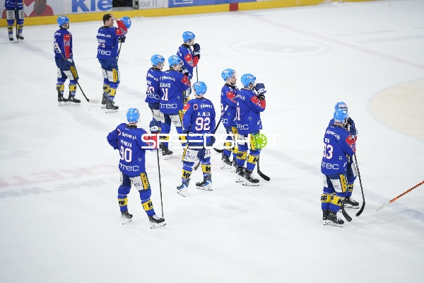 Spieler von EHC Kloten auf dem Eis