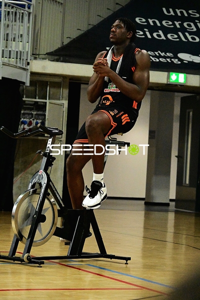 Spieler von Rasta Vechta auf Trainingsgerät