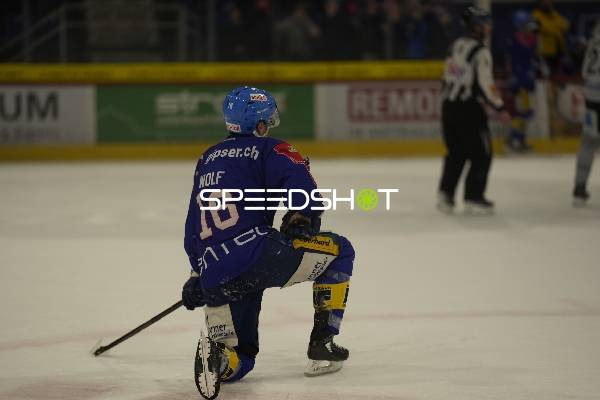 Bernd Wolf (16; EHC Kloten) kniet auf dem Eis