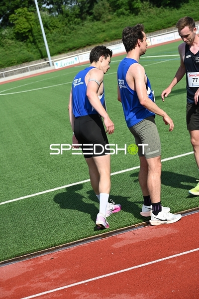 Athleten auf der Laufbahn