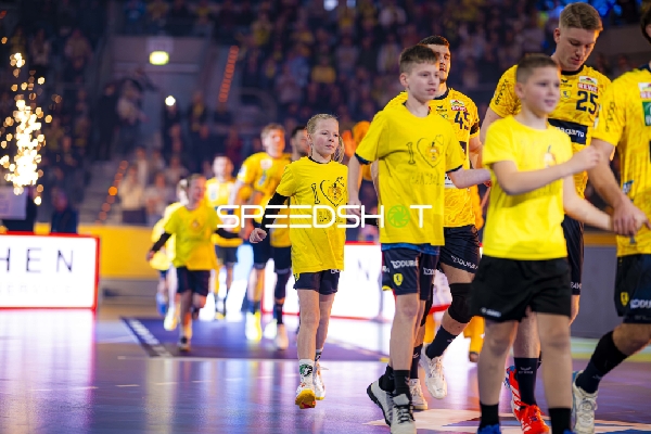 Einlauf von Halil Jaganjac (45; Rhein Neckar Löwen) und Haukur Thrastarson (25; Rhein Neckar Löwen)