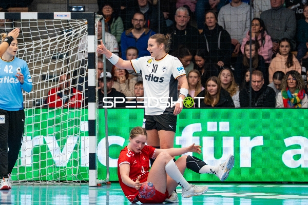 Mareike Thomaier (10; Deutschland) und Laurentia Wolff (4; Schweiz) in Aktion, Torwart Katharina Filter (42; Deutschland) beobachtet