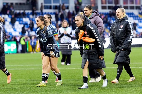 Spielerinnen verlassen Spielfeld