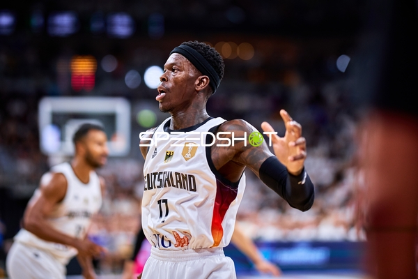 Dennis Schröder (17; Deutschland) auf dem Court