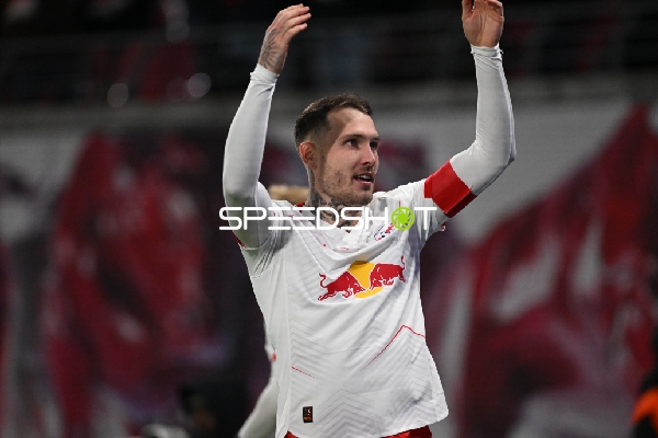 Spieler hebt die Arme