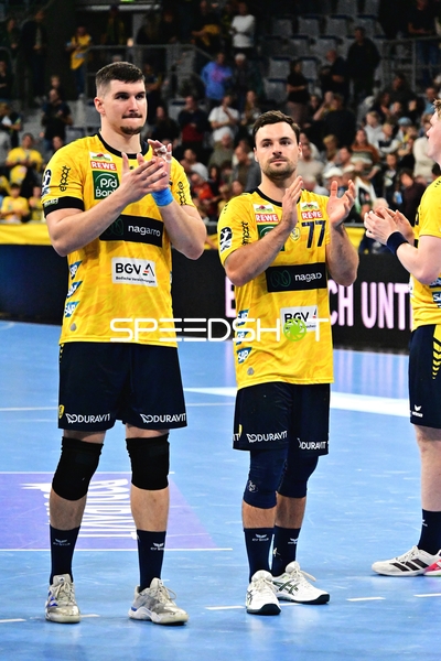 Rhein-Neckar Löwen Spieler applaudieren in der SAP Arena