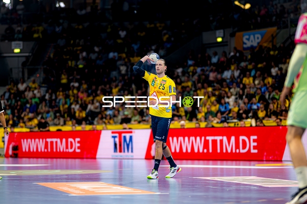 Olle Forsell-Schefvert hält Ball