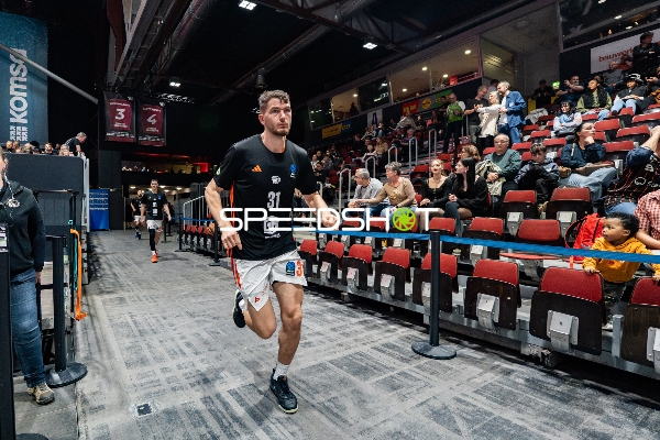 Robbie Beran Jr (31; NINERS Chemnitz) am Spielfeldrand