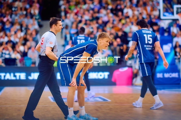 Spieler der MLP Academics im Gespräch mit Schiedsrichter