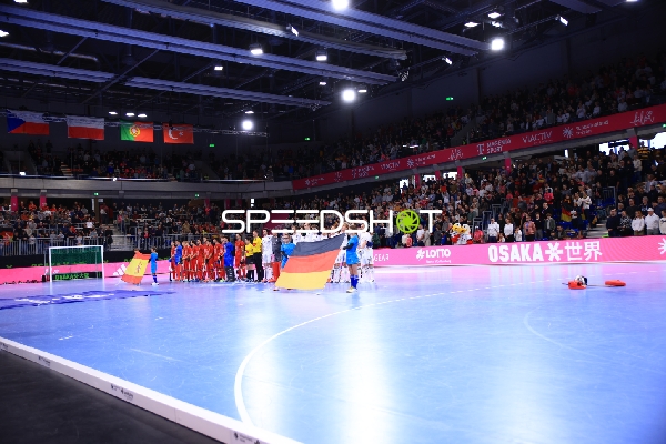 Spieler von Spanien und Deutschland vor Spielbeginn