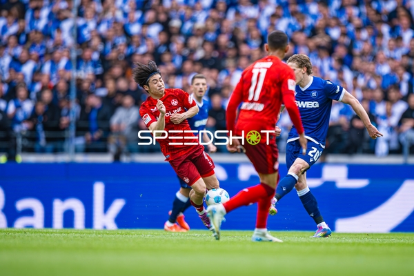 Pass David Herold (20, Karlsruher SC), Afeez Aremu (4, 1. FC Kaiserslautern), Kenny Prince Redondo (11, 1. FC Kaiserslautern)
