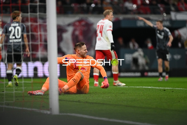 Torwart Peter Gulacsi (1; RB Leipzig) am Boden