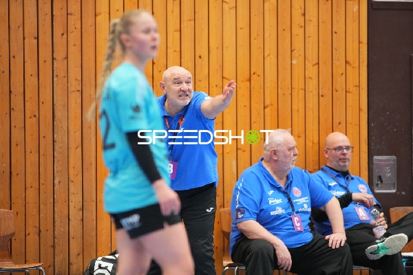 Szene mit Rikke Hoffbeck Petersen (22; Thüringer HC) und Trainern