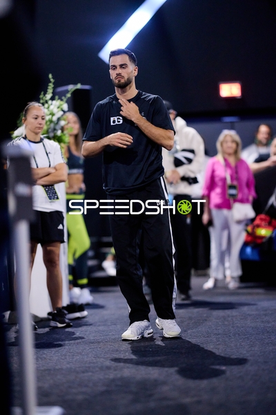 Ringside-Zone Face-Off