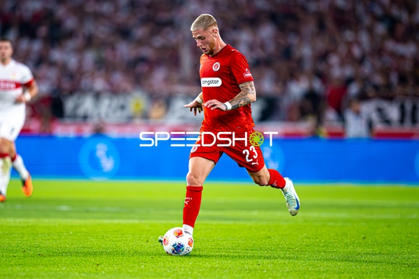 Spieler Louis Oppie (23; FC St. Pauli) mit Ball