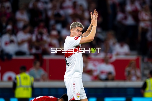 Ramon Hendriks (3; VfB Stuttgart) zeigt Emotion