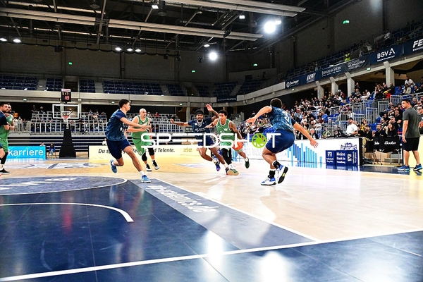 Dribbling und Verteidigung auf Court
