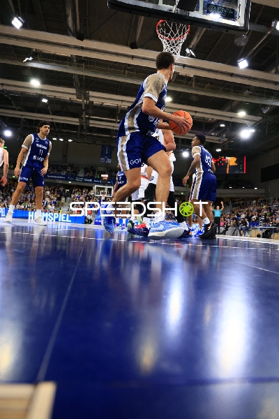 Osun Osunniyi (12; MLP Academics Heidelberg) mit Ball in Aktion