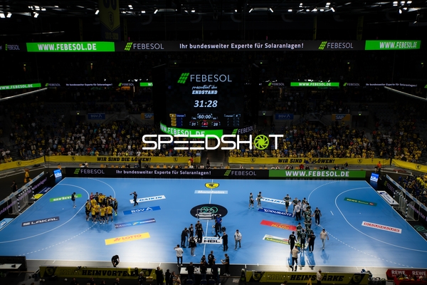 Teams positionieren sich nach Spielende