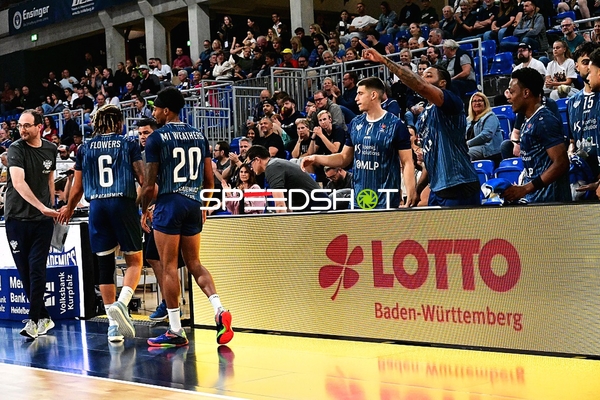 Spieler Michael Flowers (6; MLP) und Michael Weathers (20; MLP) am Court