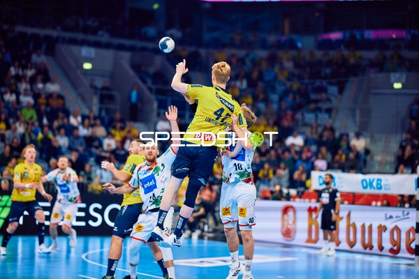 Ivan Martinović von den Rhein Neckar Löwen führt einen dynamischen Sprungwurf aus.