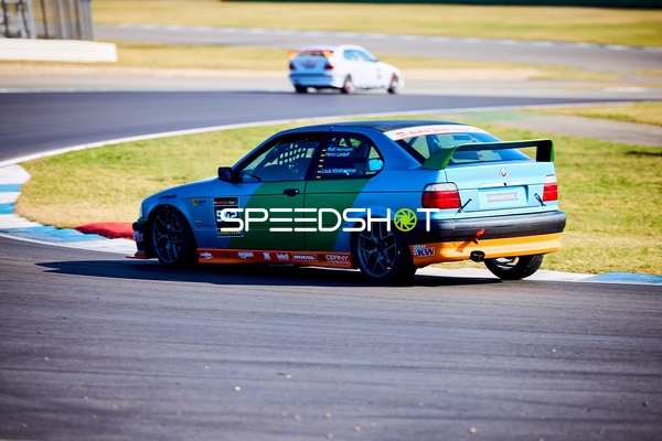 Rennwagen in Aktion auf dem Hockenheimring